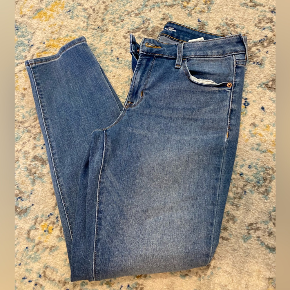 Old Navy Power Straight Jeans size 6